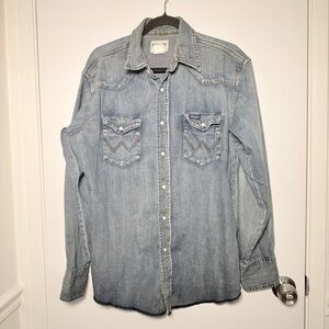 Wrangler Women's Light Wash Denim Western Shirt Vintage Pearl Snap Buttons Large